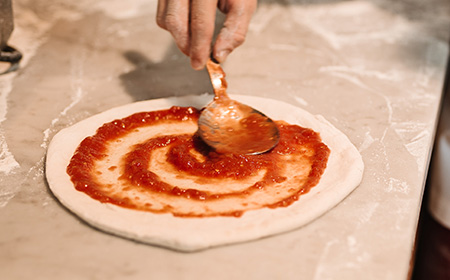 pizza napoletana in preparazione